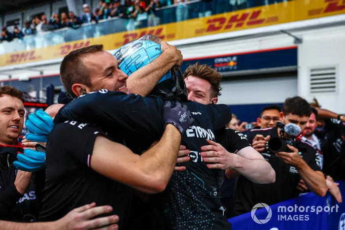 El hombre de la pole, George Russell, del equipo Mercedes-AMG F1, lo celebra en el Parc Ferme 