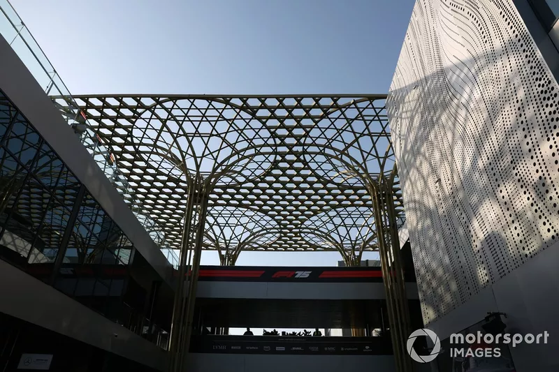 Détails architecturaux dans le paddock