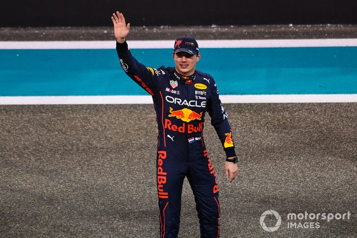 Ganador de la pole, Max Verstappen, de Red Bull Racing, saluda tras la clasificación