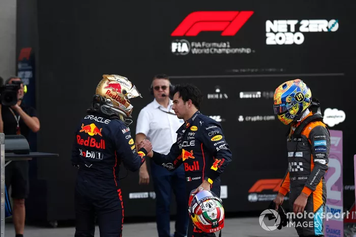 Sergio Pérez, Red Bull Racing, felicita al hombre de la pole, Max Verstappen, Red Bull Racing, en el Parc Ferme