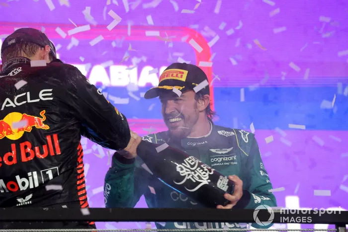 Podio: segundo lugar Max Verstappen, Red Bull Racing, y tercer lugar Fernando Alonso, Aston Martin F1 Team