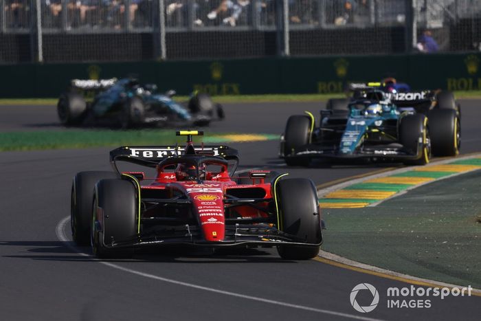 Carlos Sainz, Ferrari SF-23, Fernando Alonso, Aston Martin AMR23
