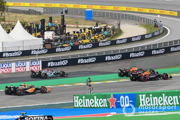 Max Verstappen, Red Bull Racing RB18, choca con Lewis Hamilton, Mercedes W13