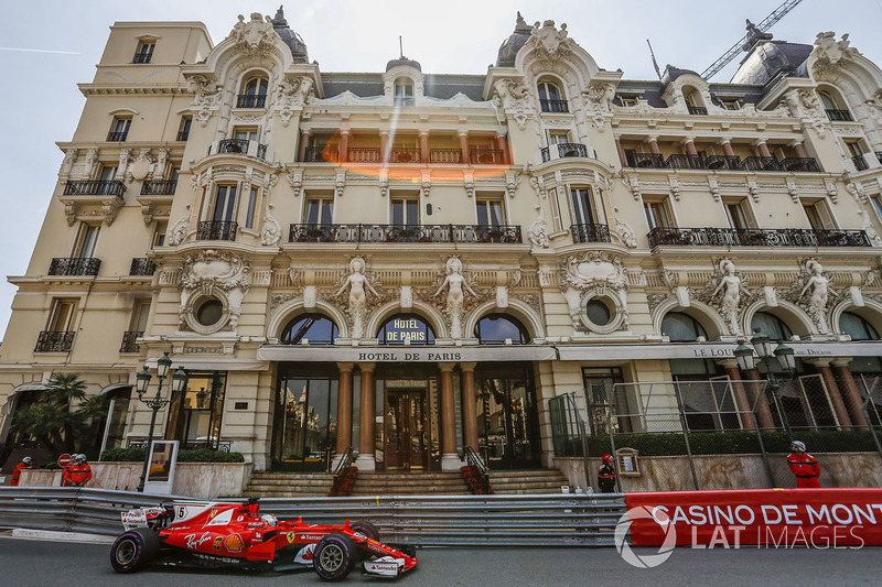 Себастьян Феттель на фоне Hotel de Paris