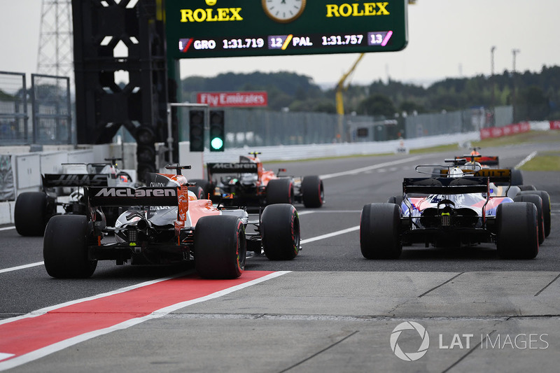 Pierre Gasly, Scuderia Toro Rosso STR12 y Fernando Alonso, McLaren MCL32