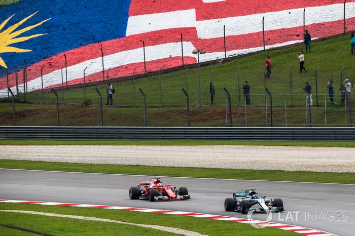 Valtteri Bottas, Mercedes-Benz F1 W08  y Sebastian Vettel, Ferrari SF70H