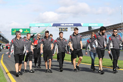 Des membres de l'équipe Haas F1, dont Romain Grosjean et Kevin Magnussen, sortent de la voie des stands pour le track walk