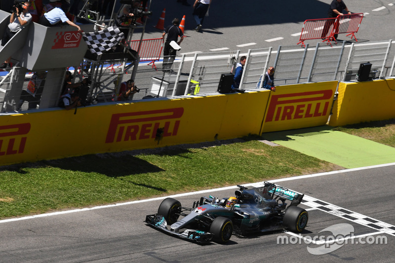 Ganador de la carrera Lewis Hamilton, Mercedes-Benz F1 W08 cruza la línea y toma la bandera a cuadros