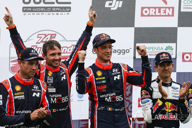 Podio: i vincitori Thierry Neuville, Nicolas Gilsoul, Hyundai Motorsport, al secondo posto Hayden Pa