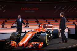 Zak Brown, directeur exécutif du McLaren Technology Group, parle à Simon Lazenby sur scène lors de la présentation de la McLaren MCL32