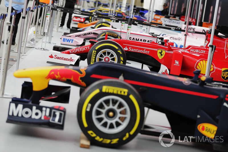 Los coches de Fórmula 1 alineados en Trafalgar Square para la demostración de calle Londres F1, Scuderia Toro Rosso, McLaren, Williams, Sahara Force India, Ferrari y Red Bull Racing