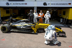 Гонщики Renault Sport F1 Team Нико Хюлькенберг и Джолион Палмер с персонажами из «Звездных войн»