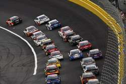 Kevin Harvick, Stewart-Haas Racing Ford, Martin Truex Jr., Furniture Row Racing Toyota