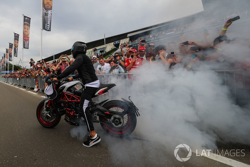 Lewis Hamilton, Mercedes AMG F1 en su MV Agusta Dragster RR LH44