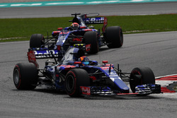 Carlos Sainz Jr., Scuderia Toro Rosso STR12 devant Pierre Gasly, Scuderia Toro Rosso STR12