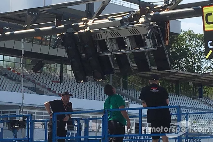 Luzes de largadas sendo consertadas
