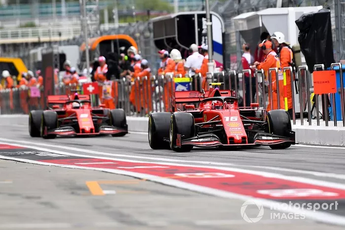 Charles Leclerc, Ferrari SF90, precede Sebastian Vettel, Ferrari SF90, in pit lane
