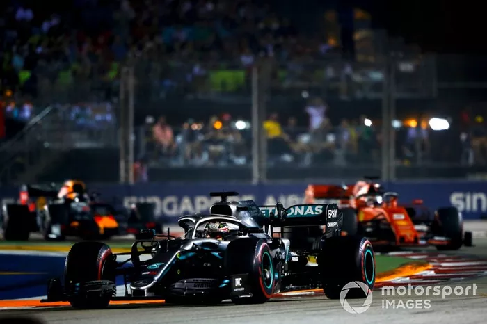 Lewis Hamilton, Mercedes AMG F1 W10, Sebastian Vettel, Ferrari SF90, y Max Verstappen, Red Bull Racing RB15, at the start