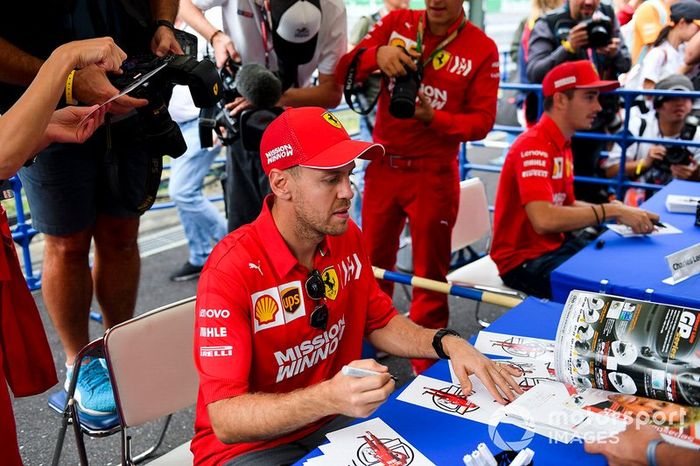 Sebastian Vettel, Ferrari, firma autógrafos a los fans