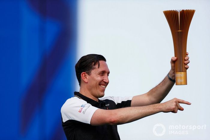 James Barclay, Director de equipo de Jaguar TCS Racing, levanta el trofeo de equipos para Jaguar