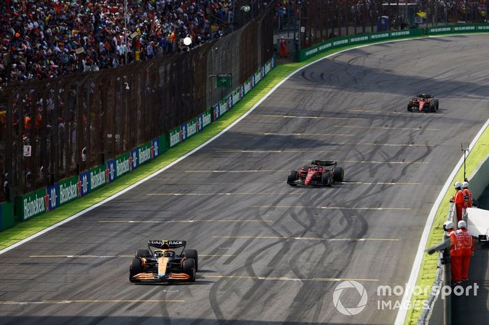 Lando Norris, McLaren MCL36, Charles Leclerc, Ferrari F1-75, Carlos Sainz