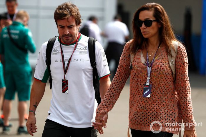 Fernando Alonso, equipo Alpine F1 con Andrea Schlager