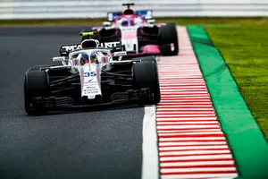 Sergey Sirotkin, Williams FW41, devant Sergio Perez, Racing Point Force India VJM11
