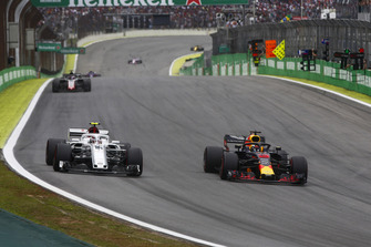 Daniel Ricciardo, Red Bull Racing RB14, Charles Leclerc, Sauber C37.