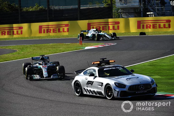 Safety Car delante de Lewis Hamilton, Mercedes AMG F1 W09 EQ Power+ y Valtteri Bottas, Mercedes AMG F1 W09 EQ Power+ 