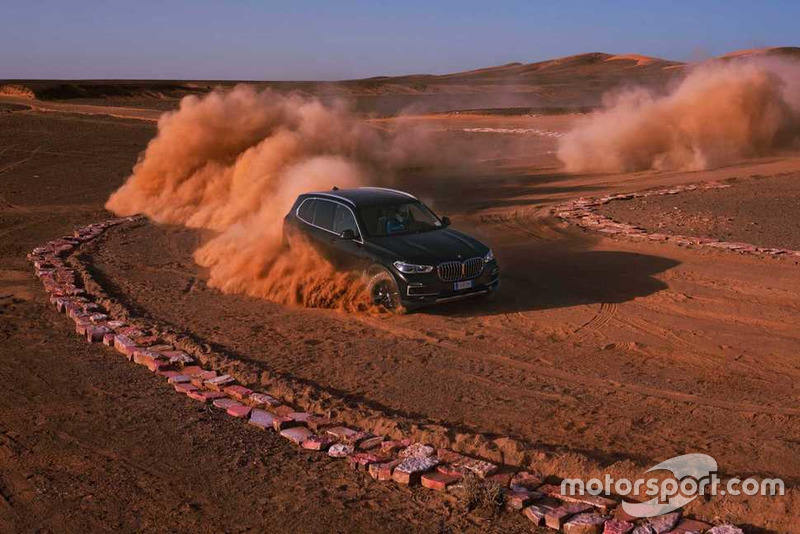 BMW X5 на пісочному треку Монці