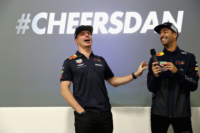 Max Verstappen, Red Bull Racing, y Daniel Ricciardo, Red Bull Racing, hablan al equipo Red Bull Racing
