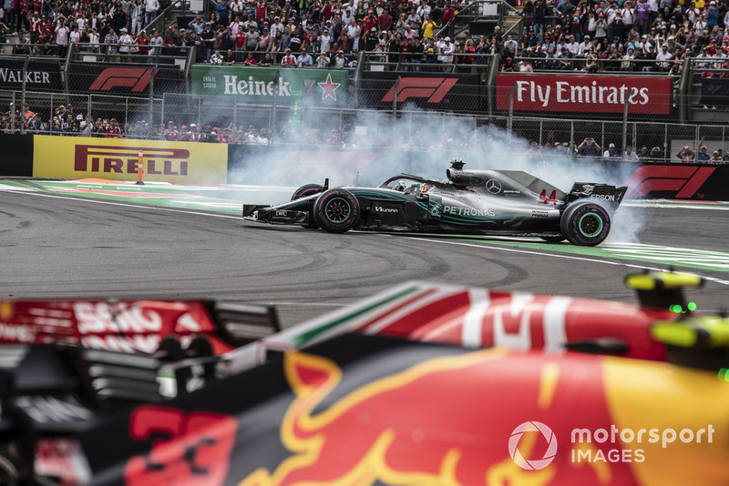 Lewis Hamilton, Mercedes-AMG F1 W09 EQ Power+ celebra con donas
