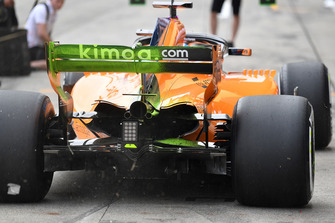 Fernando Alonso, McLaren MCL33, avec de la peinture aéro sur l'aileron arrière