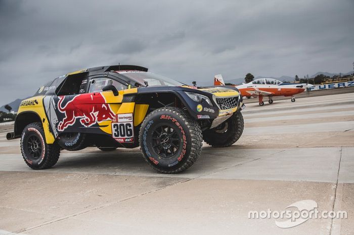 Sebastien Loeb y Daniel Elena of PH Sport  corren ante un avión en el Rally Dakar.