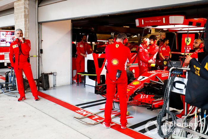 Maurizio Arrivabene, Director de Equipo, Ferrari, afuera del garaje con los mecánicos alrededor del coche de Kimi Raikkonen, Ferrari SF71H