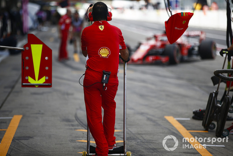 Un miembro de Ferrari espera un coche