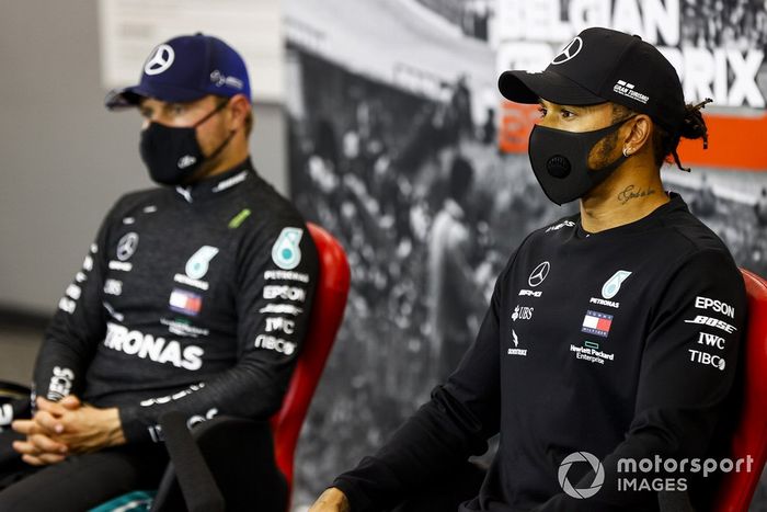Valtteri Bottas, Mercedes-AMG F1, Lewis Hamilton, Mercedes-AMG F1, en la conferencia de prensa