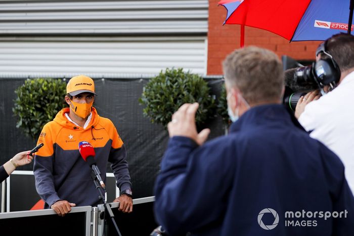 Carlos Sainz Jr., McLaren con los medios