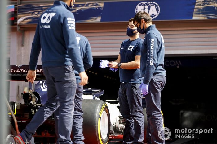 Mecánicos de AlphaTauri con el AT01 en el escrutinio 