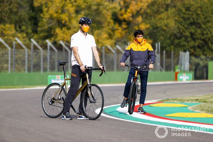 Carlos Sainz Jr., McLaren, en bici