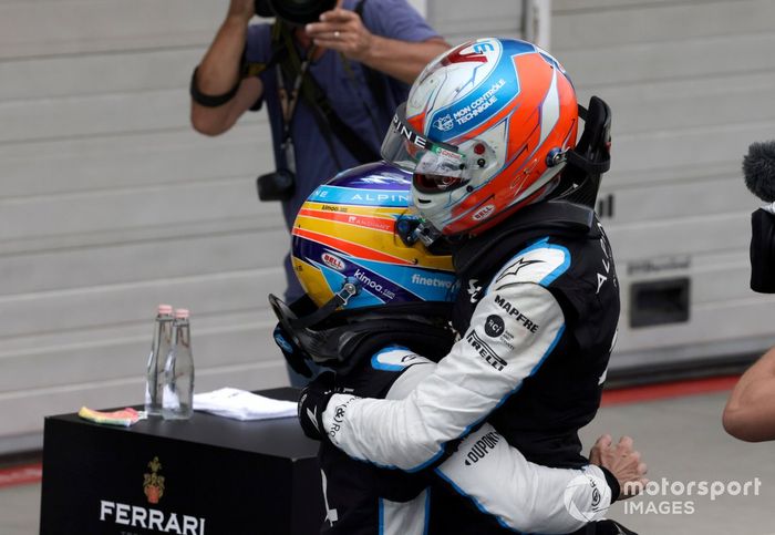 Fernando Alonso, Alpine F1, celebra con Esteban Ocon, Alpine F1, la 1ª posición, en el Parc Ferme