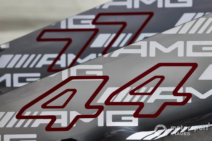 La cubierta de motor de los coches de Lewis Hamilton, Mercedes W12, y Valtteri Bottas, Mercedes W12