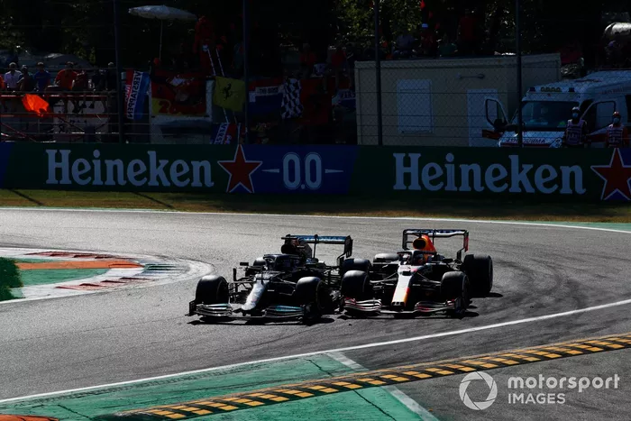 Lewis Hamilton, Mercedes W12, y Max Verstappen, Red Bull Racing RB16B chocan durante la carrera