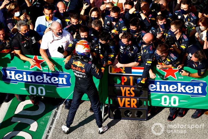 Ganador Max Verstappen, Red Bull Racing RB16B celebra con el equipo en Parc Ferme