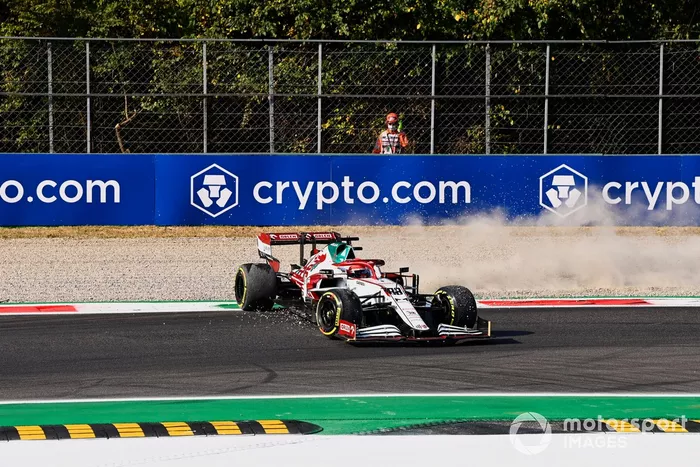 Robert Kubica, Alfa Romeo Racing C41, hace un trompo tras el toque con Yuki Tsunoda, AlphaTauri 