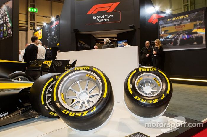 Comparación del nuevo neumático Pirelli de 18 pulgadas con el anterior de 13 pulgadas