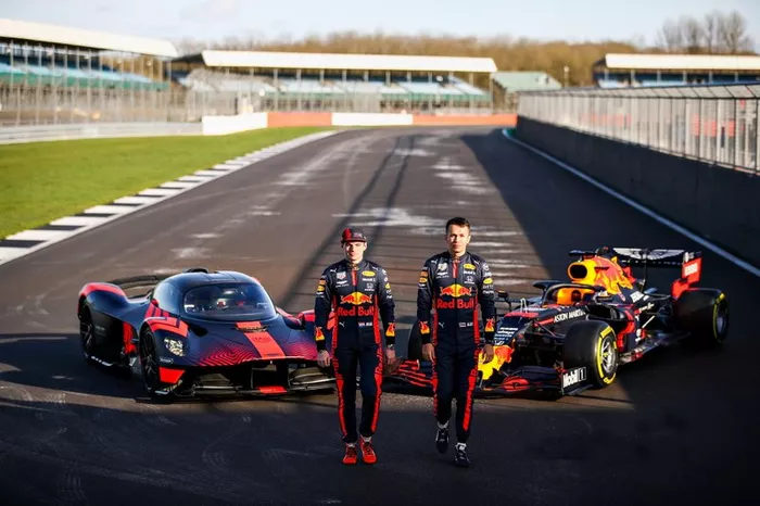 Max Verstappen y Alexander Albon, pilotos de Red Bull Racing, disfrutan del Red Bull Racing Aston Martin Valkyrie