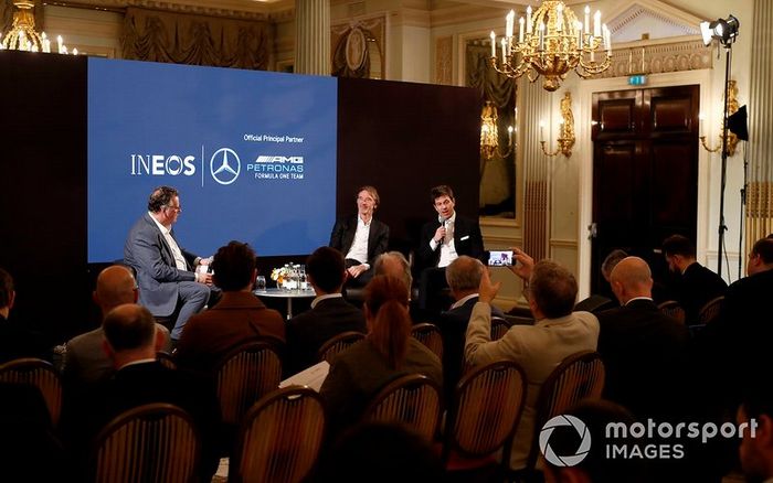 Sir Jim Ratcliffe presidente y director general del grupo químico Ineos y Toto Wolff, Director Ejecutivo (Negocios), Mercedes AMG 