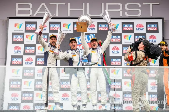 Podio: il vincitore #7 Bentley Team M-Sport Bentley Continental GT3: Jules Gounon, Maxime Soulet, Jordan Pepper