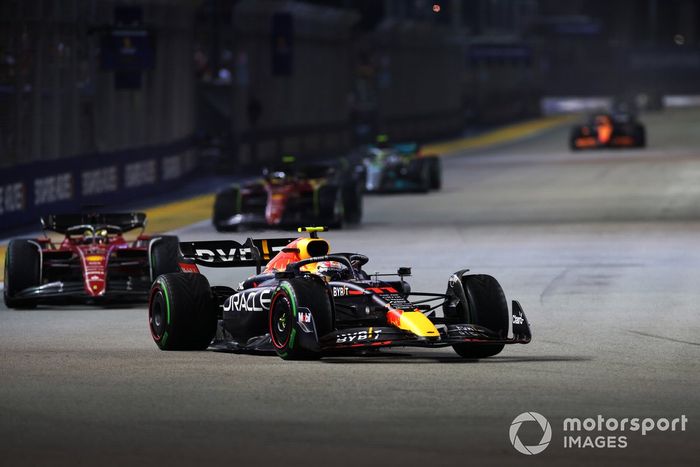 Sergio Pérez, Red Bull Racing RB18, Charles Leclerc, Ferrari F1-75, Carlos Sainz, Ferrari F1-75